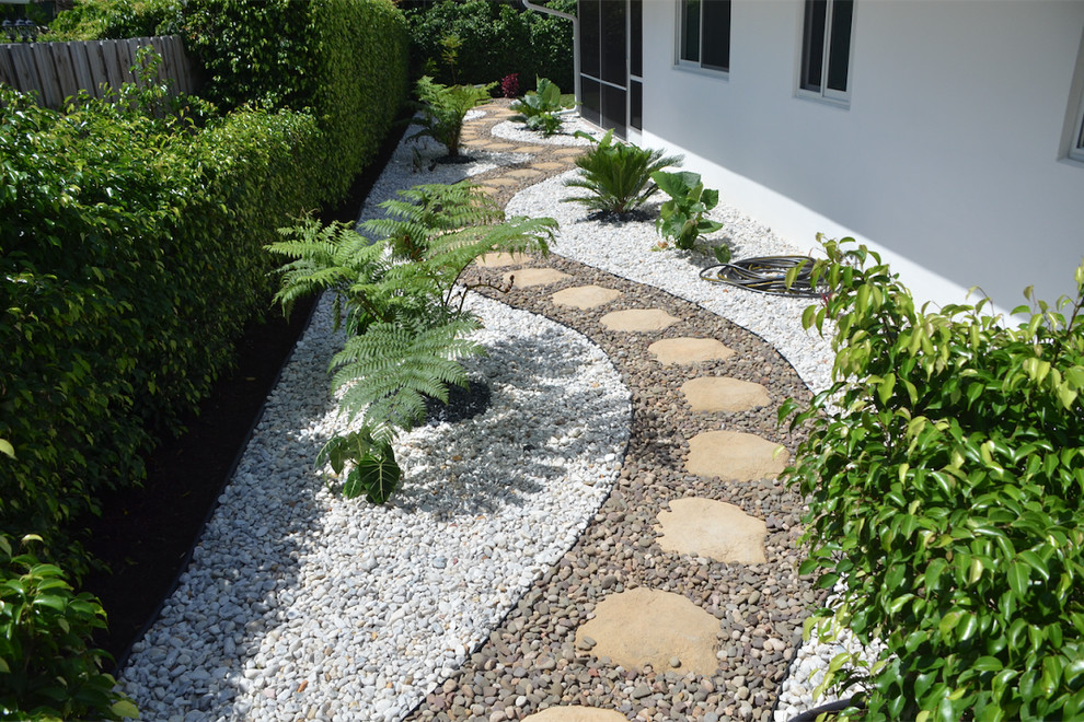 Inspiration for a mid-sized contemporary shade side yard gravel garden path in Miami.