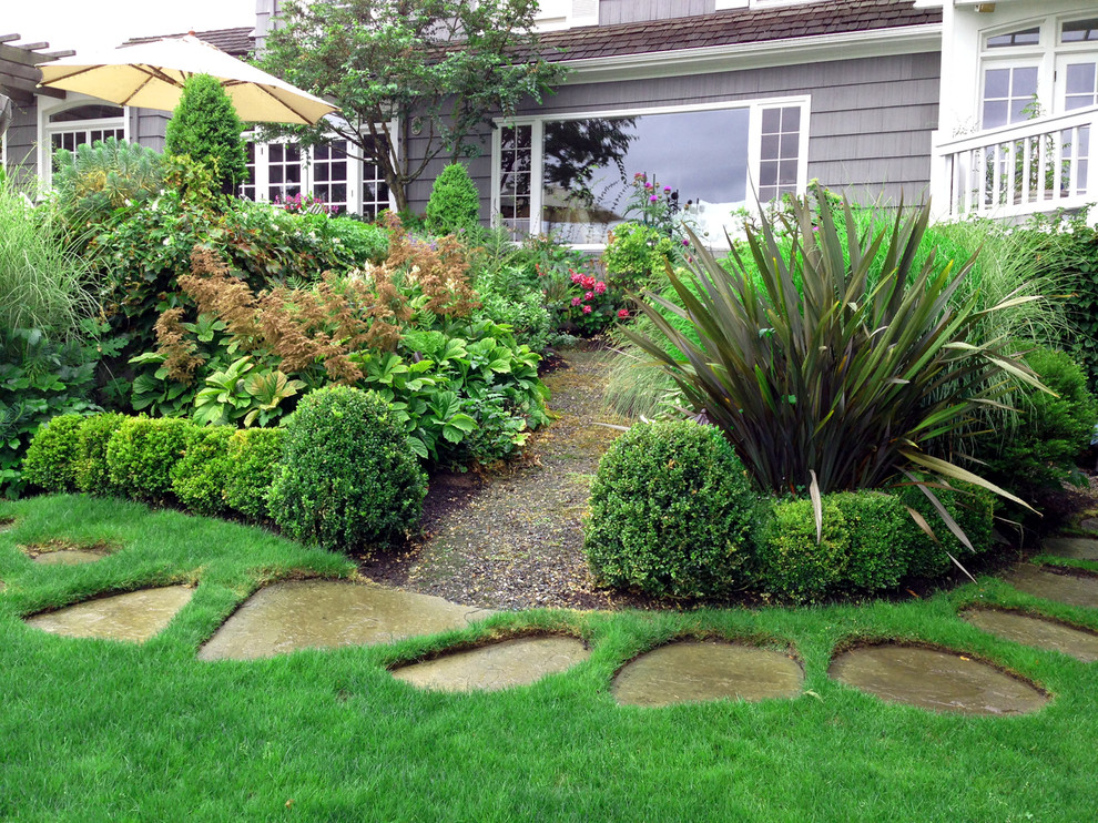 Свежая идея для дизайна: участок и сад на переднем дворе в классическом стиле - отличное фото интерьера
