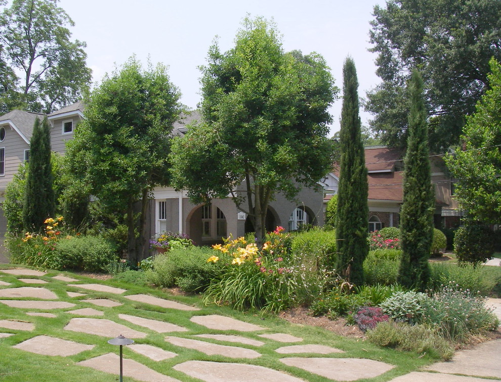 Idéer för små vintage uppfarter i full sol framför huset på sommaren, med en trädgårdsgång och naturstensplattor