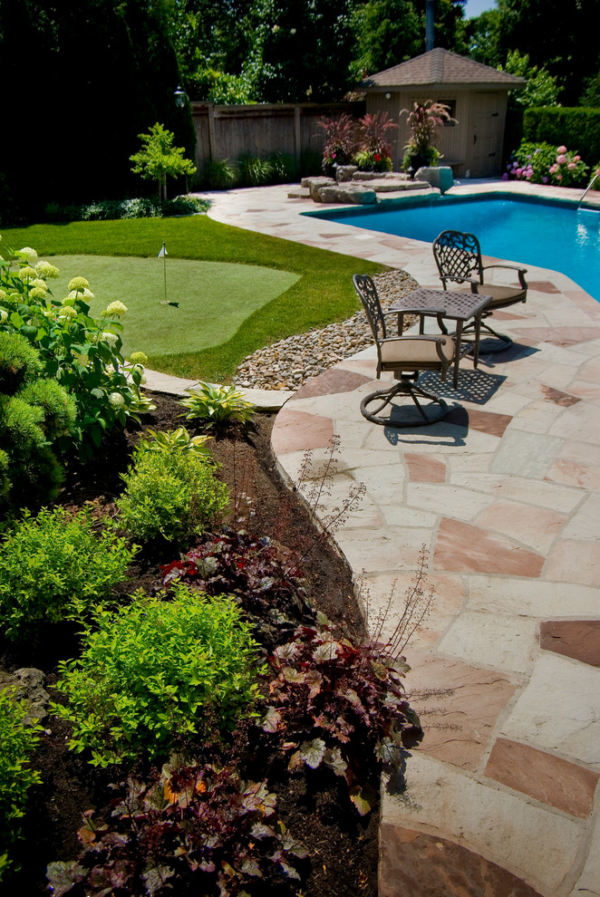 Стильный дизайн: солнечный участок и сад на заднем дворе в стиле модернизм с хорошей освещенностью и покрытием из каменной брусчатки - последний тренд