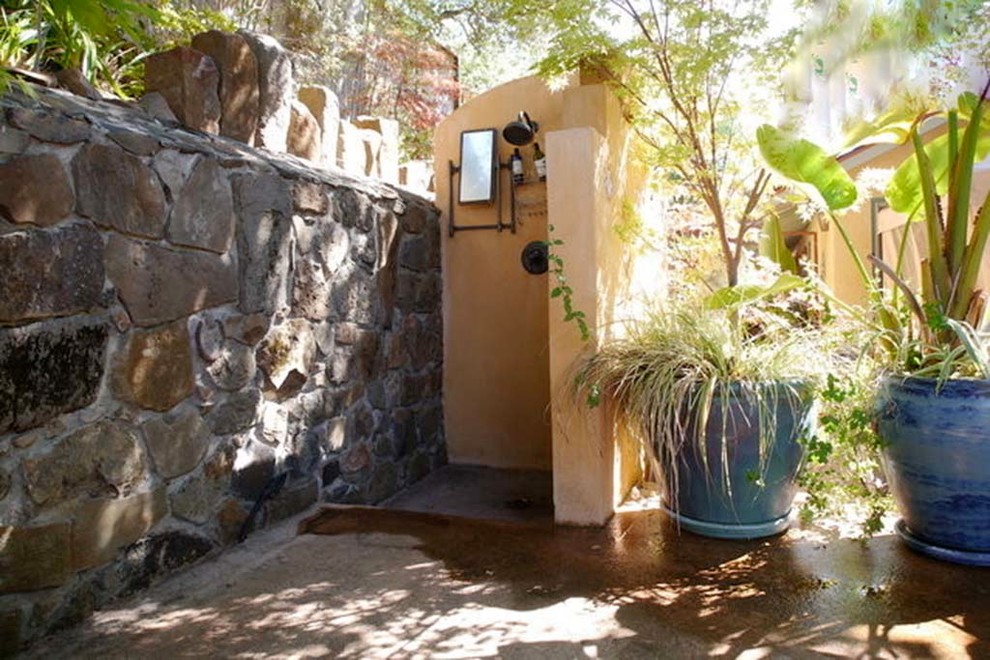 Foto di un giardino american style esposto a mezz'ombra di medie dimensioni e dietro casa con fontane e pavimentazioni in cemento