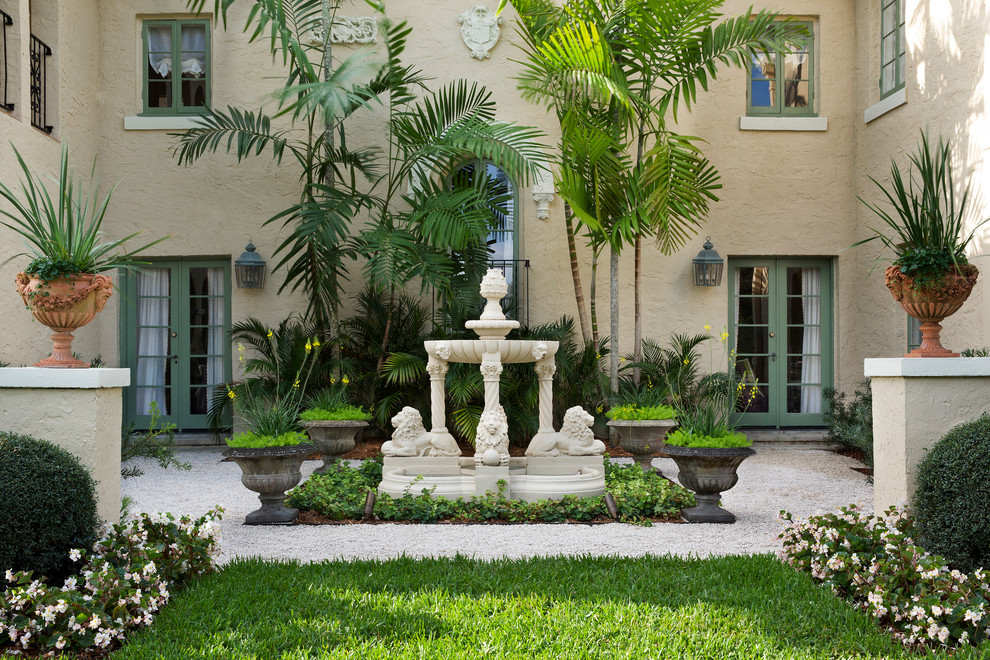 На фото: садовый фонтан в средиземноморском стиле с полуденной тенью и покрытием из гравия