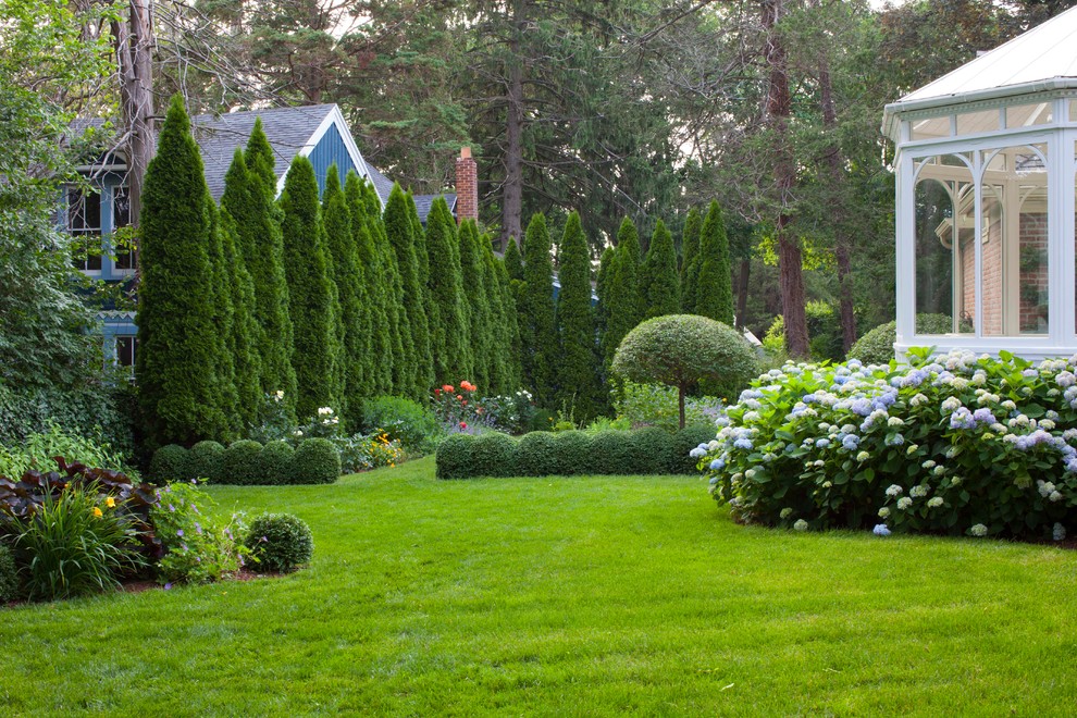 Immagine di un grande giardino formale chic esposto a mezz'ombra dietro casa