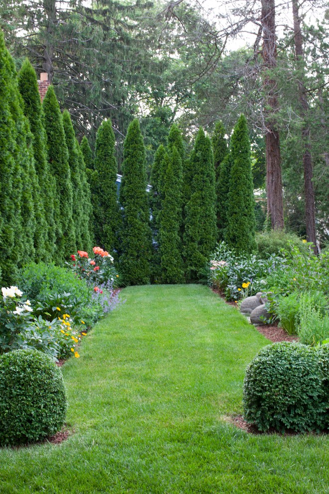 Immagine di un grande giardino formale tradizionale esposto a mezz'ombra dietro casa