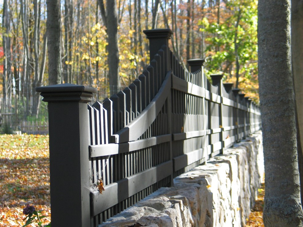 Redding picket fence, stonewall, and cross buck rail fence Farmhouse