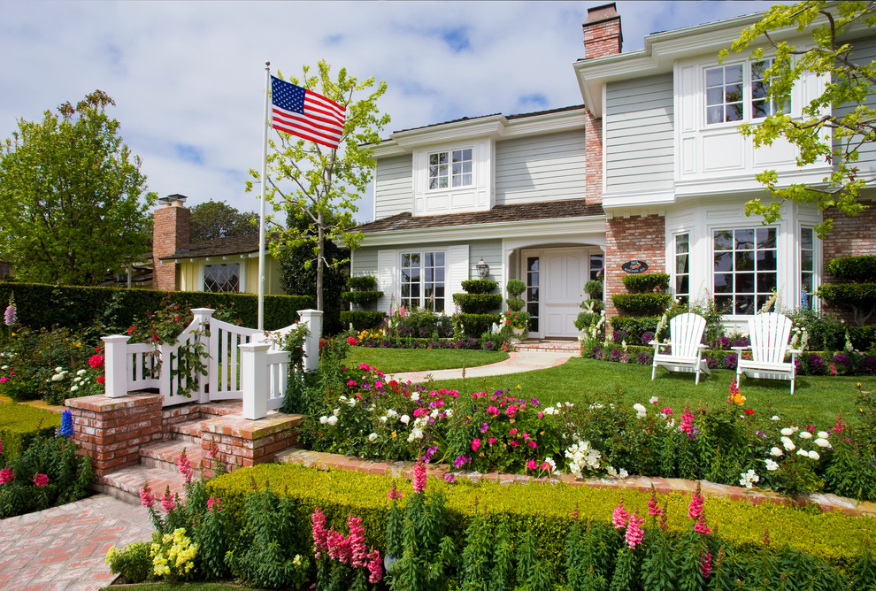 На фото: участок и сад на переднем дворе в классическом стиле с мощением клинкерной брусчаткой с