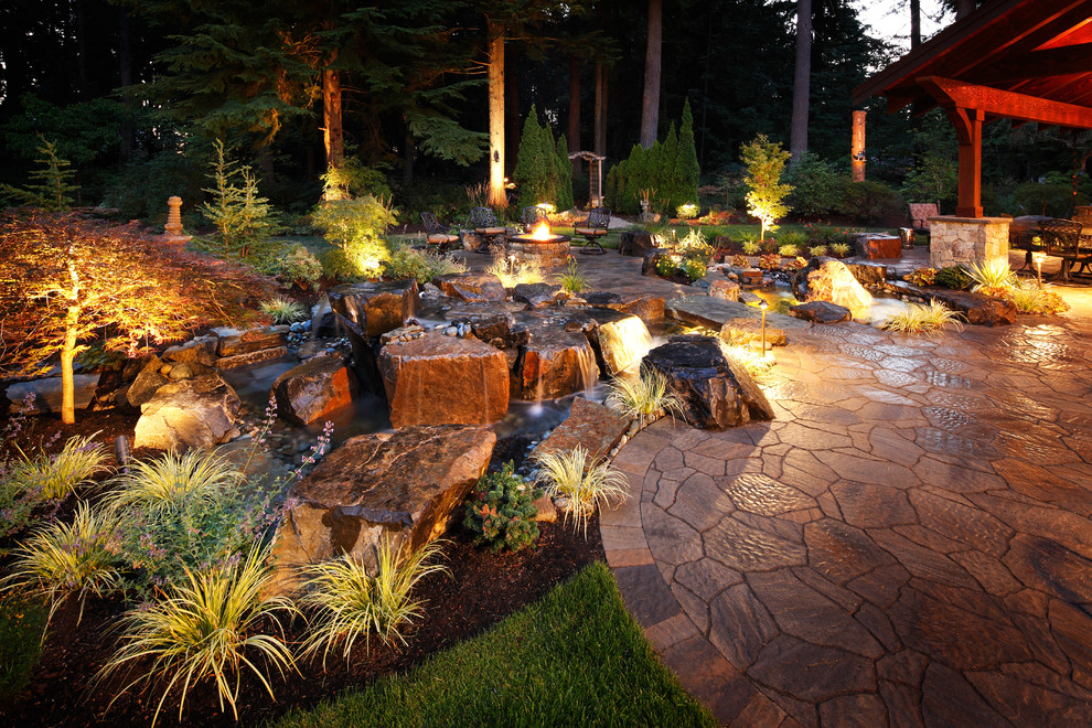 Idee per un grande giardino classico dietro casa con fontane e pavimentazioni in pietra naturale