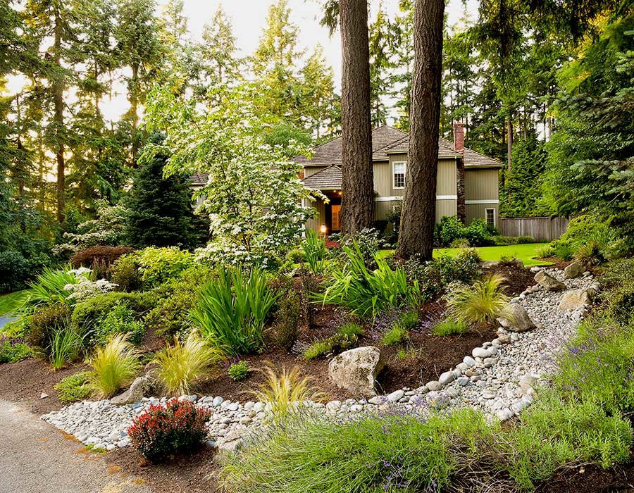 Photo of a large traditional full sun front yard gravel garden path in Seattle.