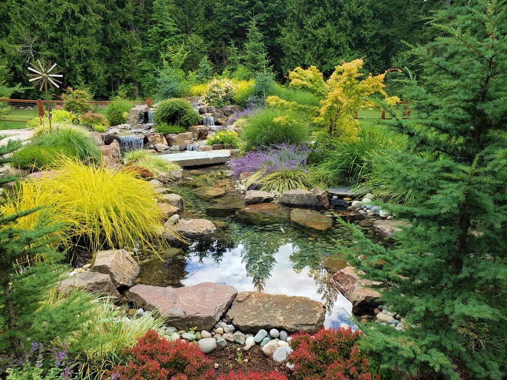 Idee per un laghetto da giardino tradizionale dietro casa con sassi di fiume