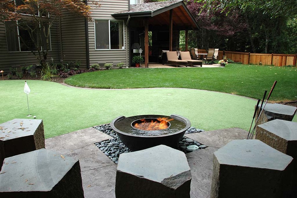 Klassischer Garten hinter dem Haus mit Feuerstelle in Seattle