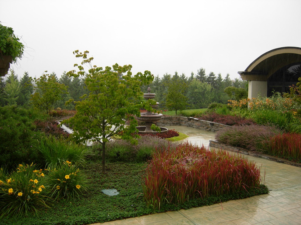 Foto de jardín actual con fuente