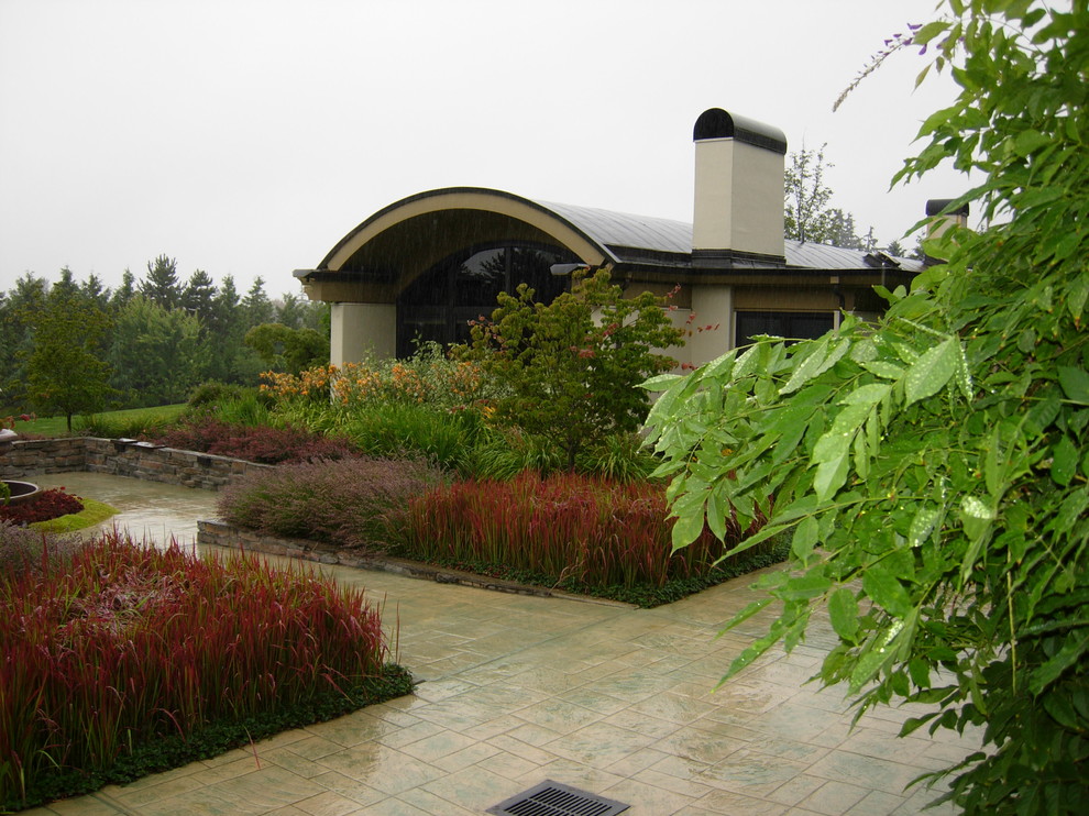 Exempel på en modern bakgård, med naturstensplattor