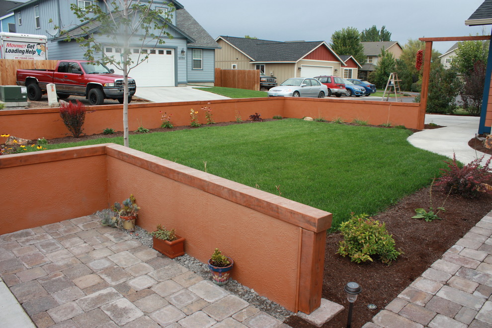 Exempel på en liten amerikansk trädgård som tål torka och framför huset