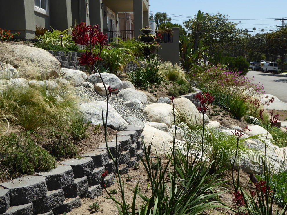 Пример оригинального дизайна: большой солнечный засухоустойчивый сад на переднем дворе в стиле фьюжн с хорошей освещенностью и мощением клинкерной брусчаткой