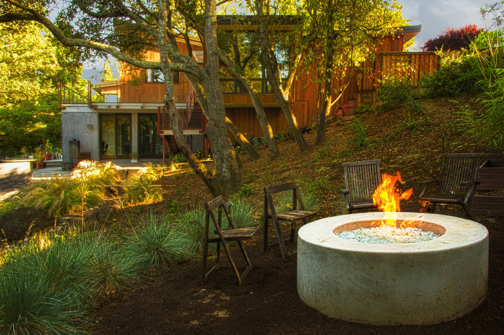 This is an example of a contemporary landscaping in San Francisco with a fire pit.