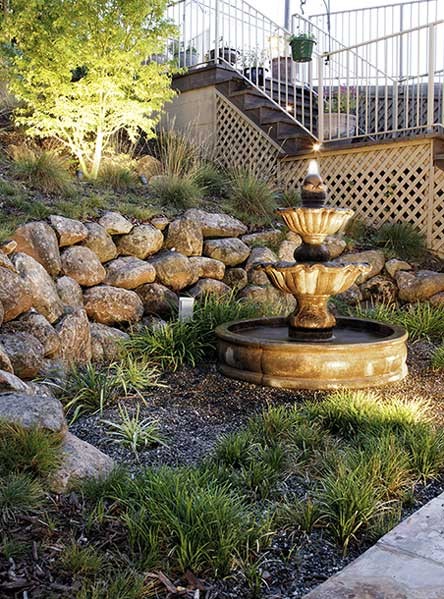 Idéer för en mellanstor medelhavsstil trädgård i full sol som tål torka och i slänt på våren, med en fontän och marksten i betong