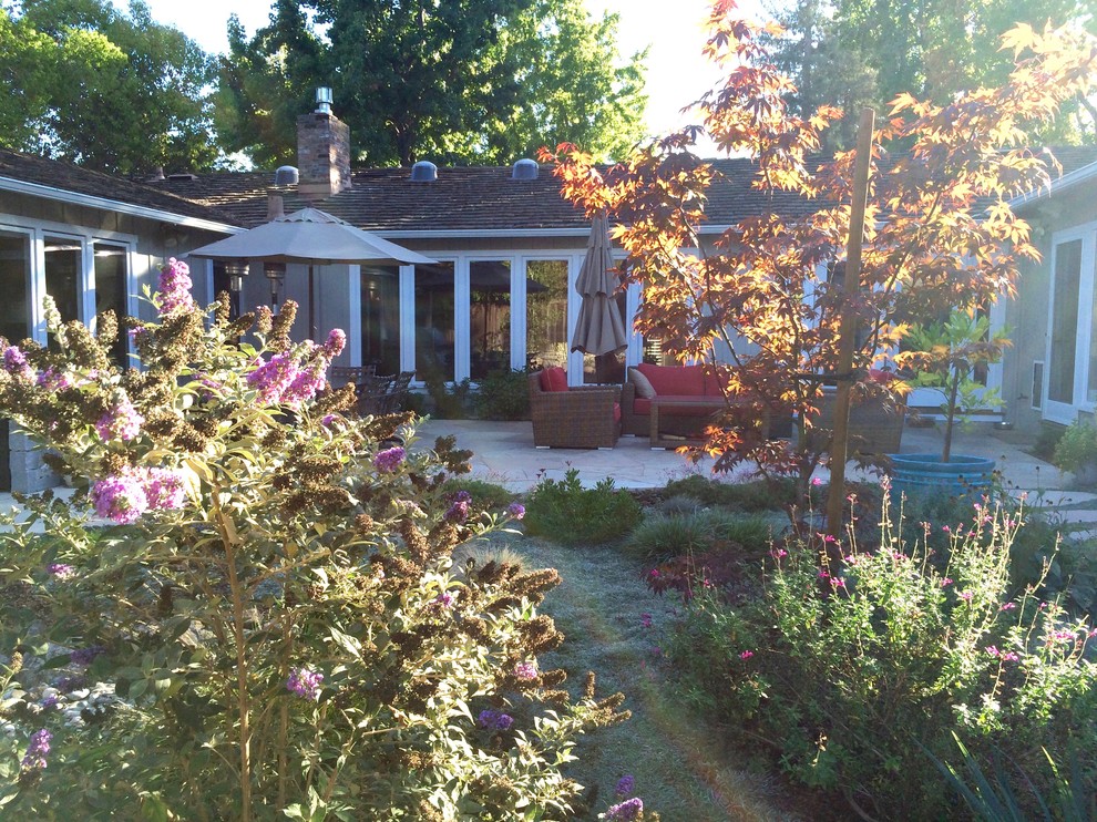 Foto di un giardino chic di medie dimensioni e dietro casa