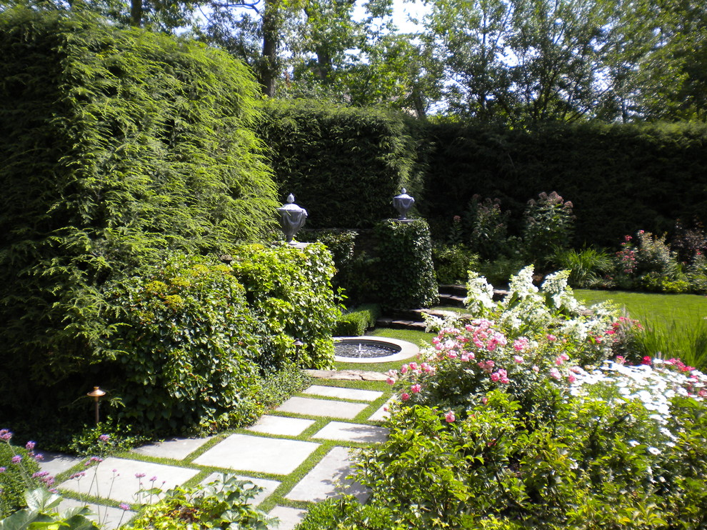 Exemple d'un grand jardin à la française chic l'été avec un point d'eau, une exposition partiellement ombragée et des pavés en pierre naturelle.