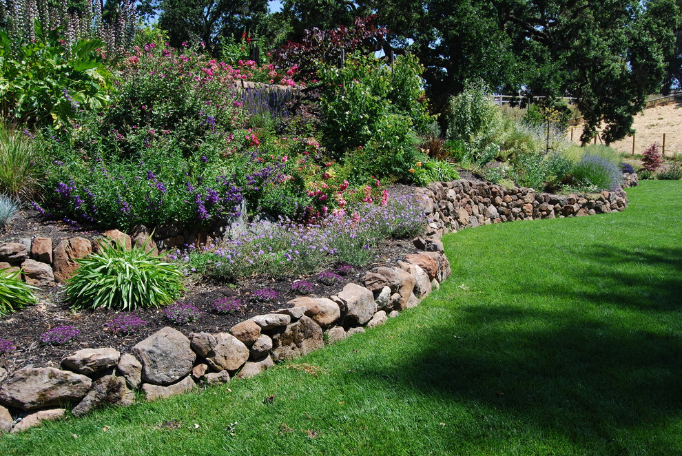 Свежая идея для дизайна: большой солнечный, весенний регулярный сад на заднем дворе в стиле кантри с подпорной стенкой и хорошей освещенностью - отличное фото интерьера