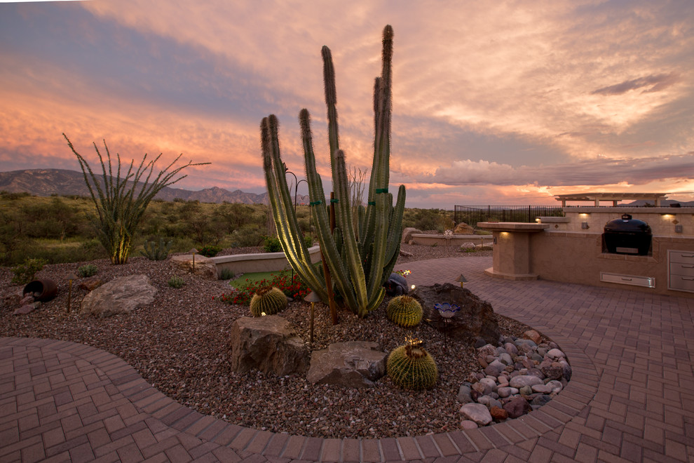 Großer Moderner Garten hinter dem Haus mit direkter Sonneneinstrahlung und Pflastersteinen in Phoenix
