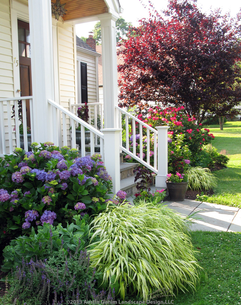Ispirazione per un giardino chic esposto a mezz'ombra davanti casa in estate con pavimentazioni in pietra naturale