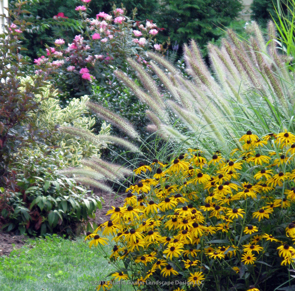 Photo of a traditional partial sun side yard landscaping in Bridgeport for summer.