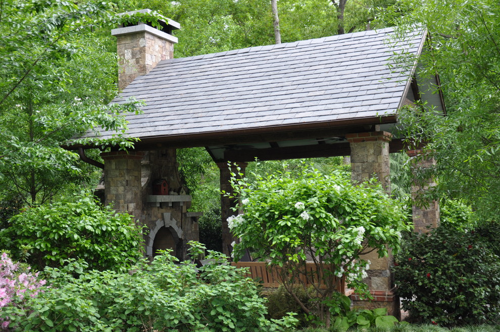 Inspiration pour un grand aménagement d'entrée ou allée de jardin arrière traditionnel avec une exposition ombragée et des pavés en brique.