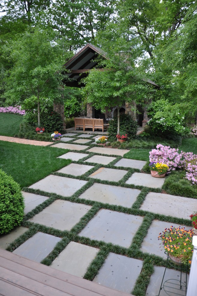 Idee per un grande giardino classico in ombra dietro casa con un ingresso o sentiero e pavimentazioni in mattoni
