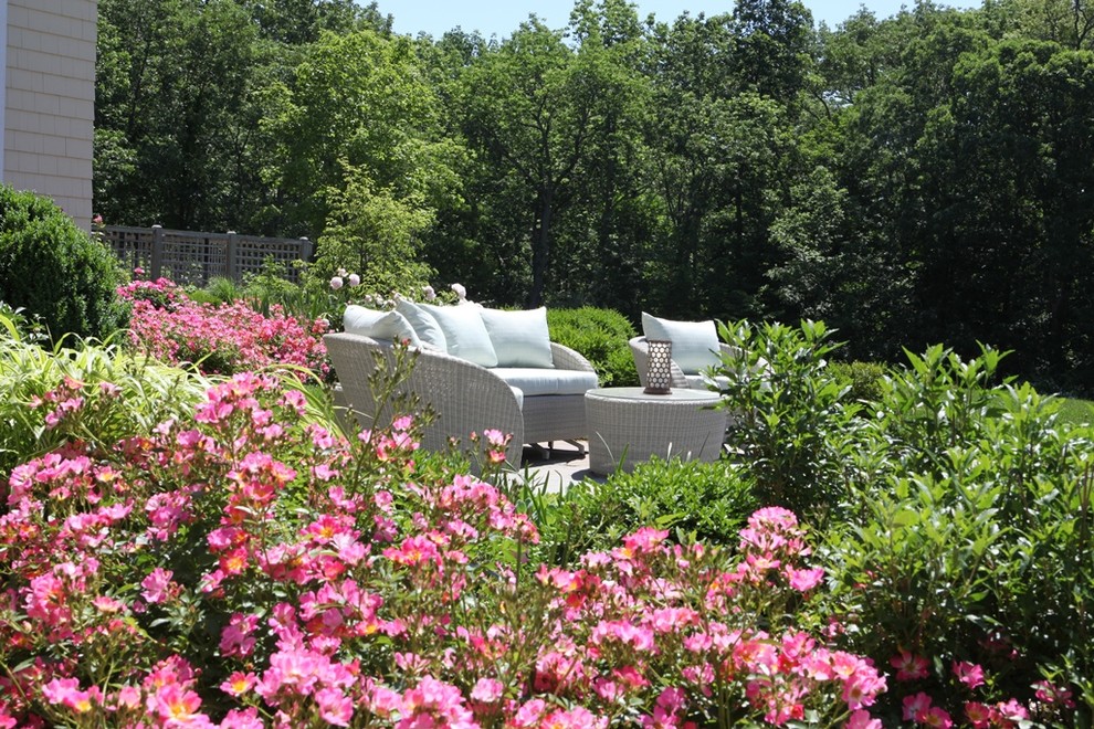 На фото: большой солнечный регулярный сад на заднем дворе в классическом стиле с хорошей освещенностью и покрытием из каменной брусчатки