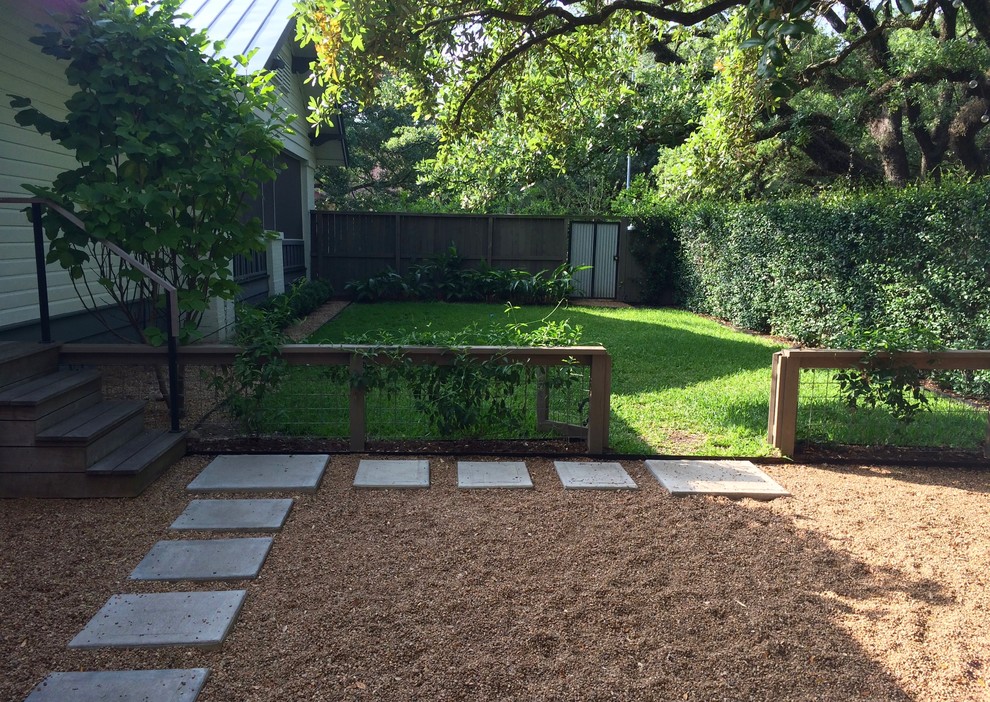 На фото: большой солнечный участок и сад на заднем дворе в стиле фьюжн с садовой дорожкой или калиткой, хорошей освещенностью и мощением клинкерной брусчаткой