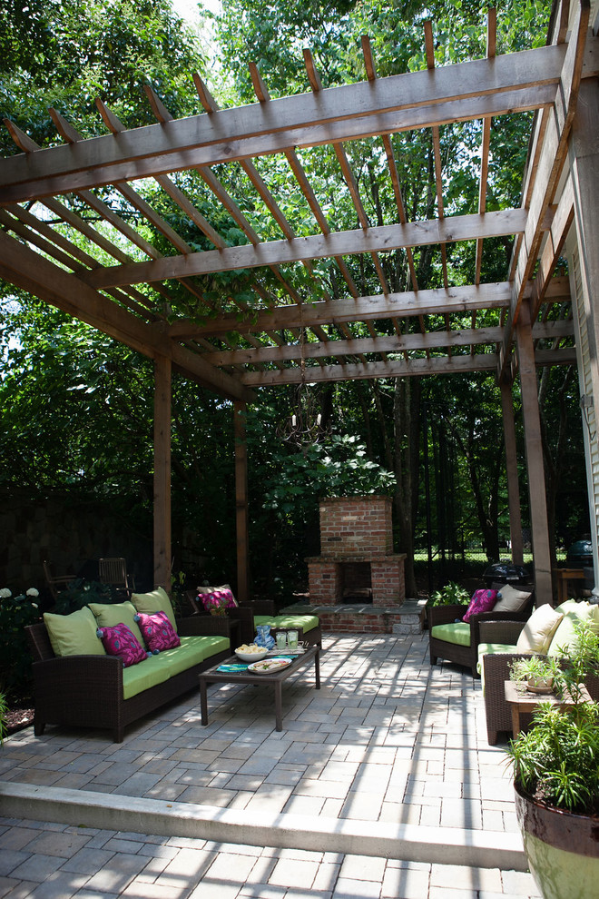 Mittelgroßer, Halbschattiger Shabby-Chic Gartenkamin im Sommer, hinter dem Haus mit Betonboden in Atlanta
