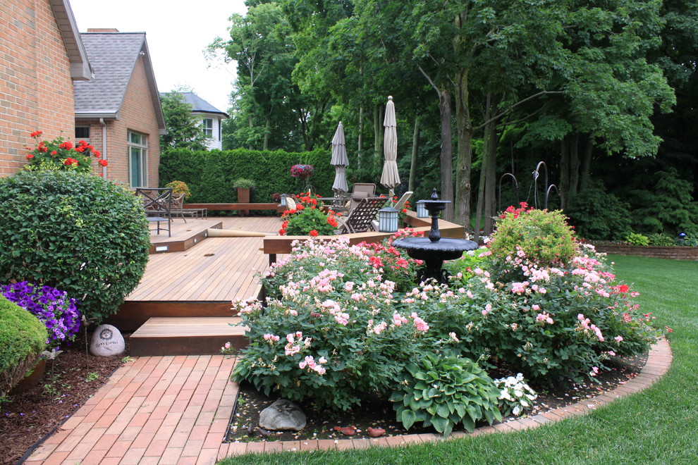 Idée de décoration pour un jardin tradition avec une terrasse en bois.