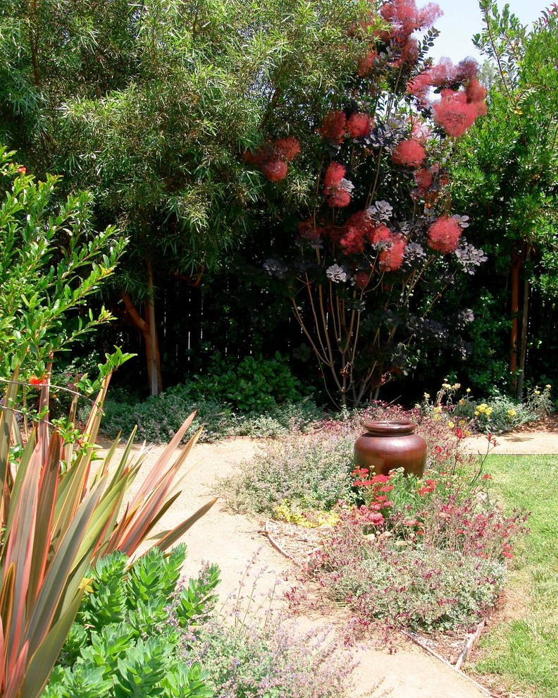 Ispirazione per un grande giardino minimal esposto a mezz'ombra dietro casa con pavimentazioni in pietra naturale