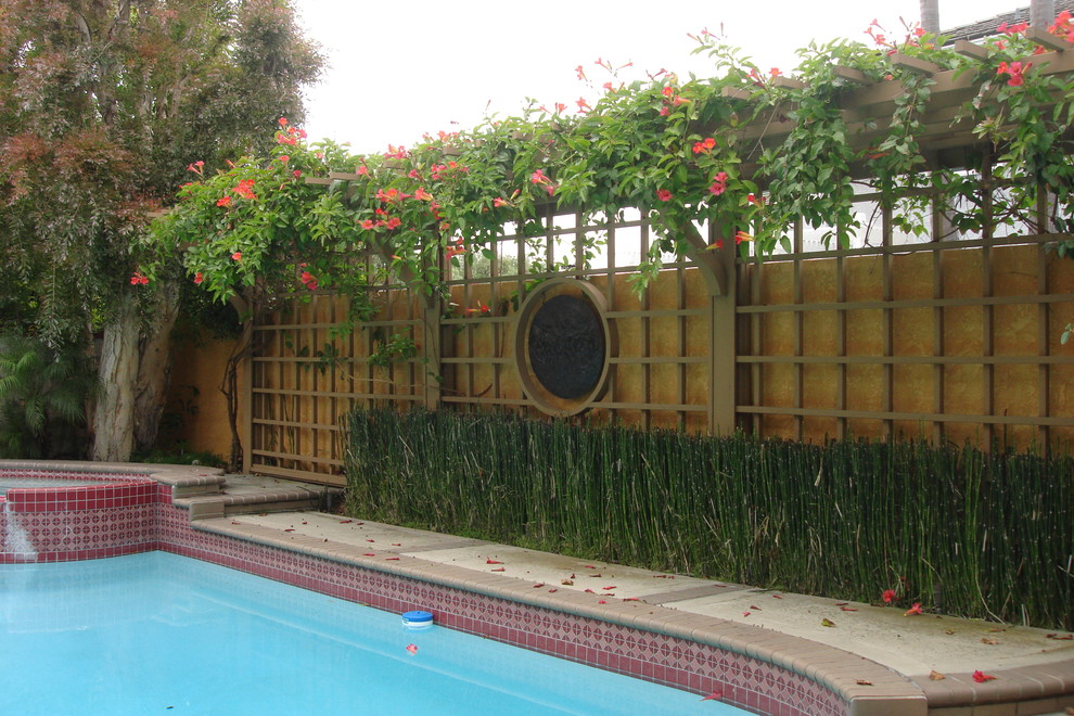 This is an example of a mid-sized contemporary backyard brick landscaping in Los Angeles.