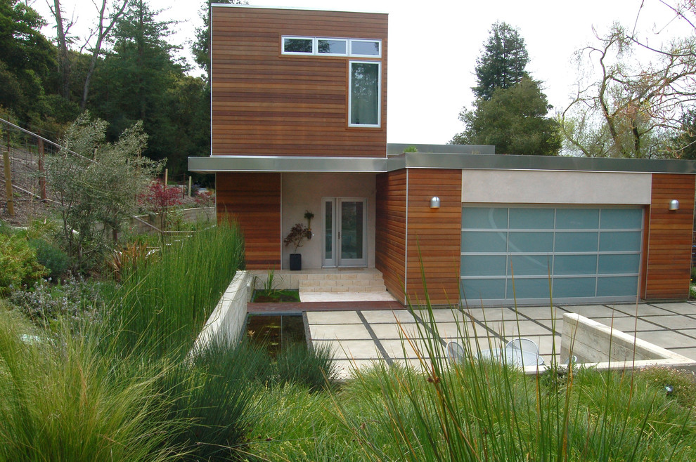 Contemporary garden in San Francisco with a water feature.
