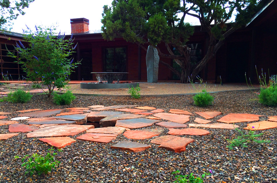 Immagine di un grande giardino minimal esposto in pieno sole dietro casa in primavera con pavimentazioni in pietra naturale