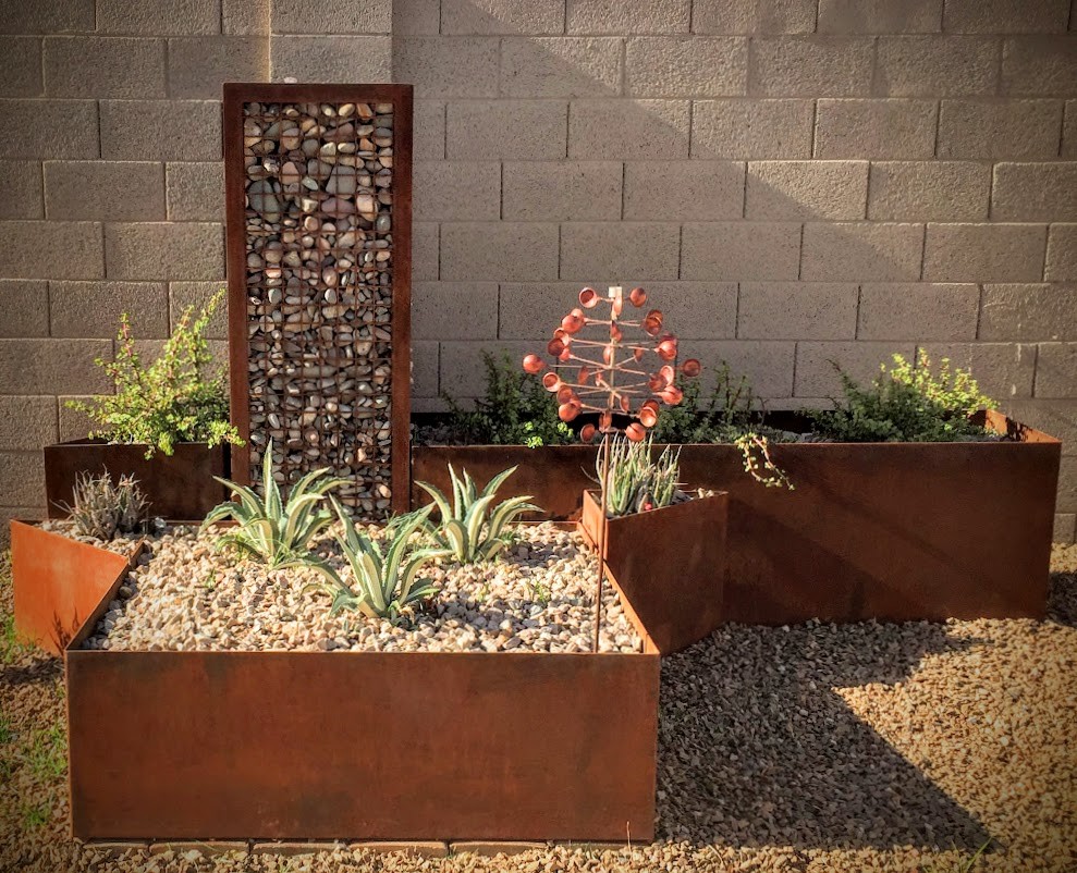 Idee per un giardino xeriscape minimal esposto in pieno sole di medie dimensioni e dietro casa in primavera con un giardino in vaso e pavimentazioni in mattoni