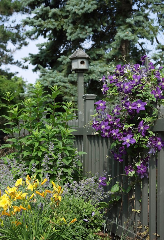 На фото: солнечный, весенний участок и сад на переднем дворе в викторианском стиле с садовой дорожкой или калиткой и хорошей освещенностью