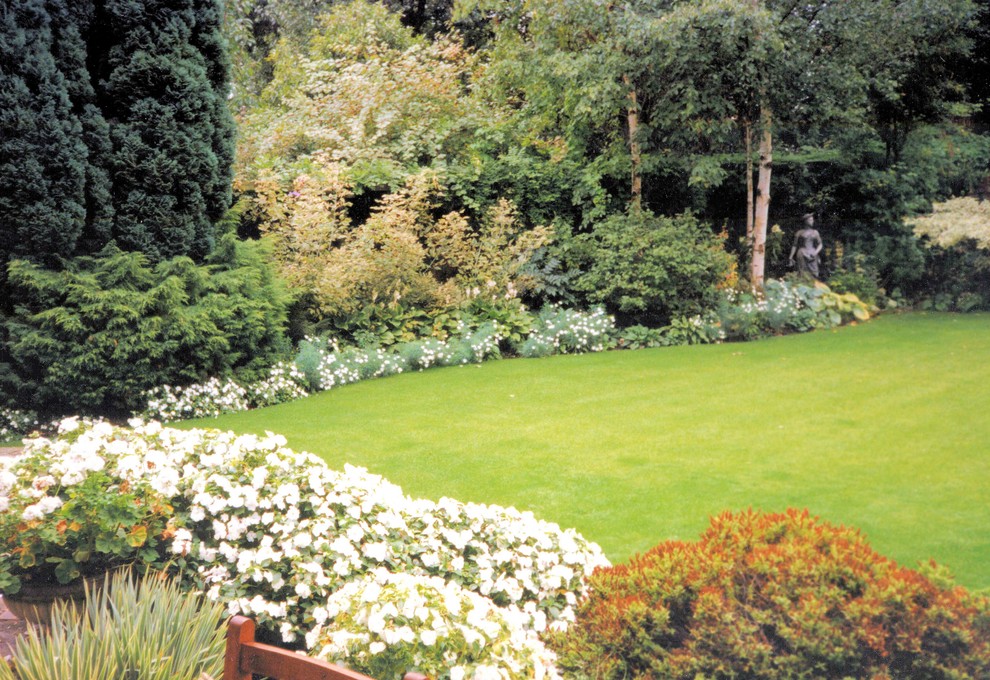 Esempio di un giardino chic esposto a mezz'ombra di medie dimensioni e dietro casa in estate con pavimentazioni in pietra naturale