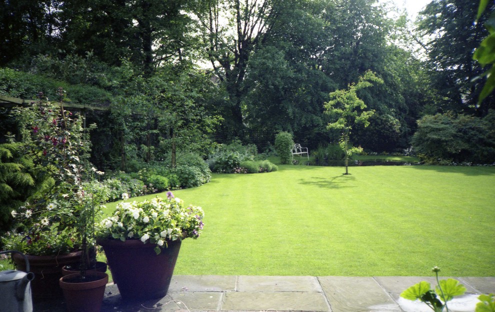 Ejemplo de jardín clásico de tamaño medio en verano en patio trasero con exposición parcial al sol