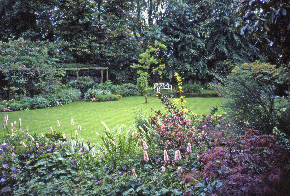 Mittelgroßer, Halbschattiger Klassischer Garten im Sommer, hinter dem Haus mit Natursteinplatten in London