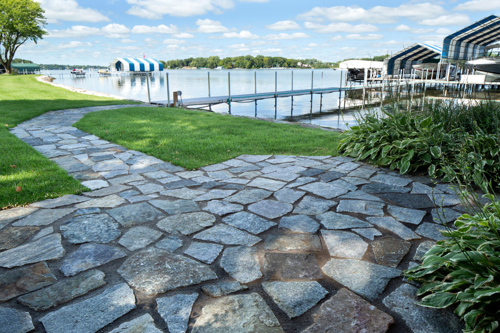 Immagine di un ampio vialetto design dietro casa con pavimentazioni in pietra naturale