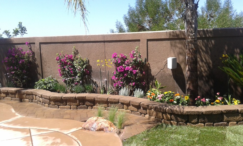 Пример оригинального дизайна: участок и сад среднего размера на заднем дворе в стиле фьюжн с садовой дорожкой или калиткой