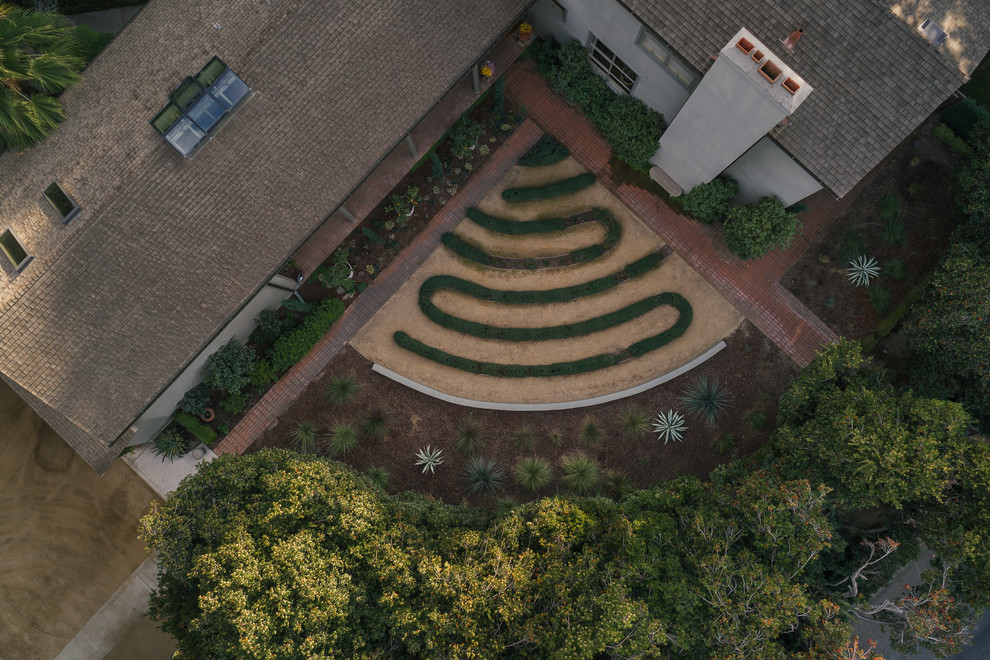 Idee per un giardino xeriscape design esposto a mezz'ombra di medie dimensioni e davanti casa con ghiaia