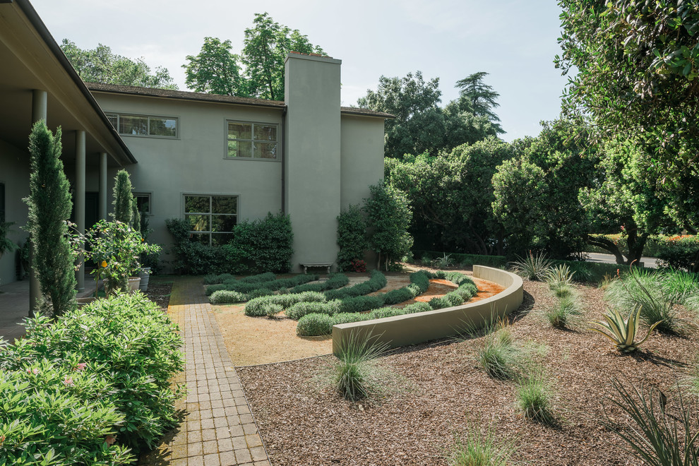 Пример оригинального дизайна: засухоустойчивый сад среднего размера на переднем дворе в современном стиле с полуденной тенью и мощением клинкерной брусчаткой