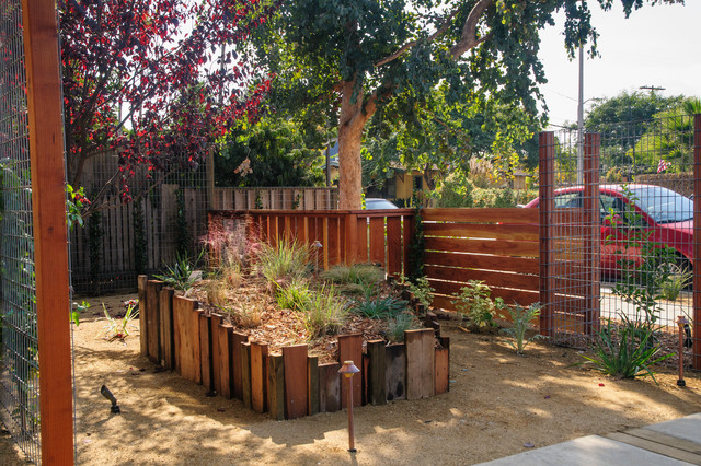 Repurposed wooden planters and Redwood fence. - Minimalistisch - Garten
