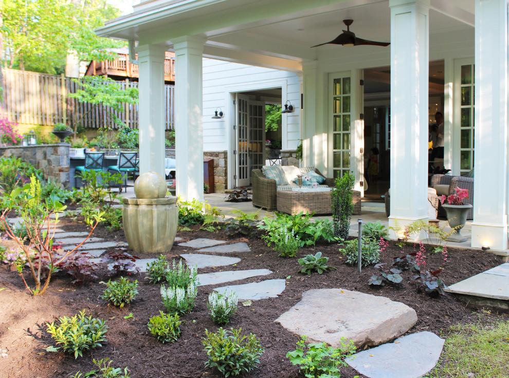 Пример оригинального дизайна: регулярный сад на заднем дворе в классическом стиле с садовой дорожкой или калиткой и мульчированием