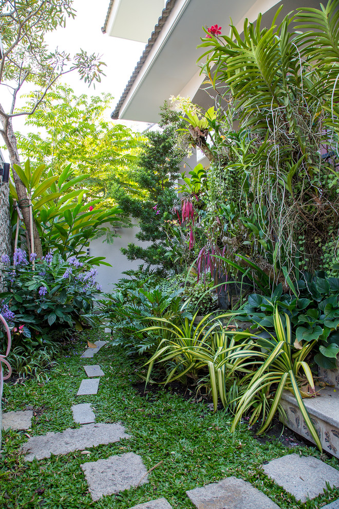 Esempio di un giardino etnico esposto a mezz'ombra con scale