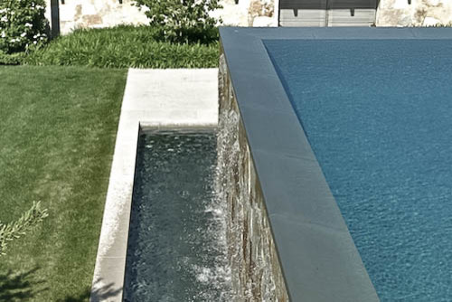 Inspiration for a medium sized modern front garden in New York with natural stone paving.