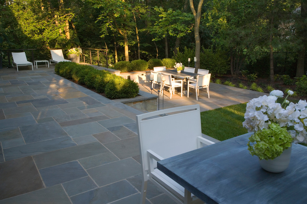 Foto di un giardino design di medie dimensioni e dietro casa con pavimentazioni in pietra naturale